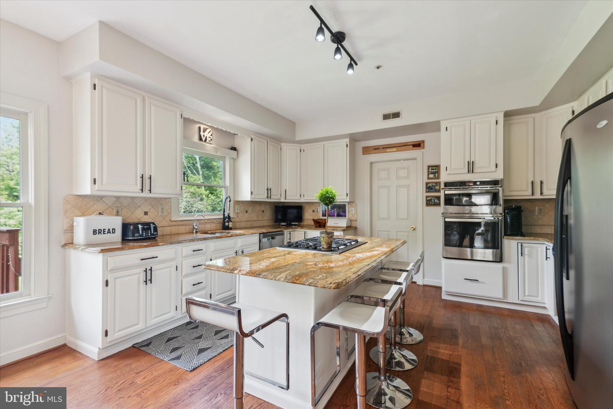 320 Sentry Lane Wayne, PA 19087 - Photo 6 of 35