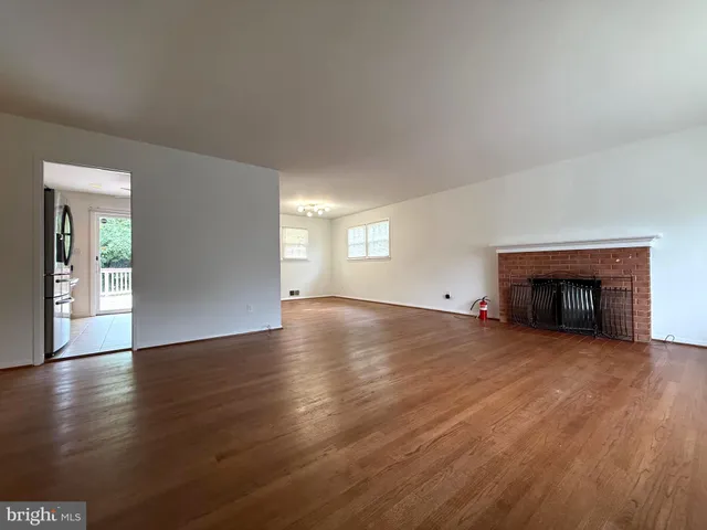 $2,950 | 5410 Queensberry Avenue, Springfield, VA 22151