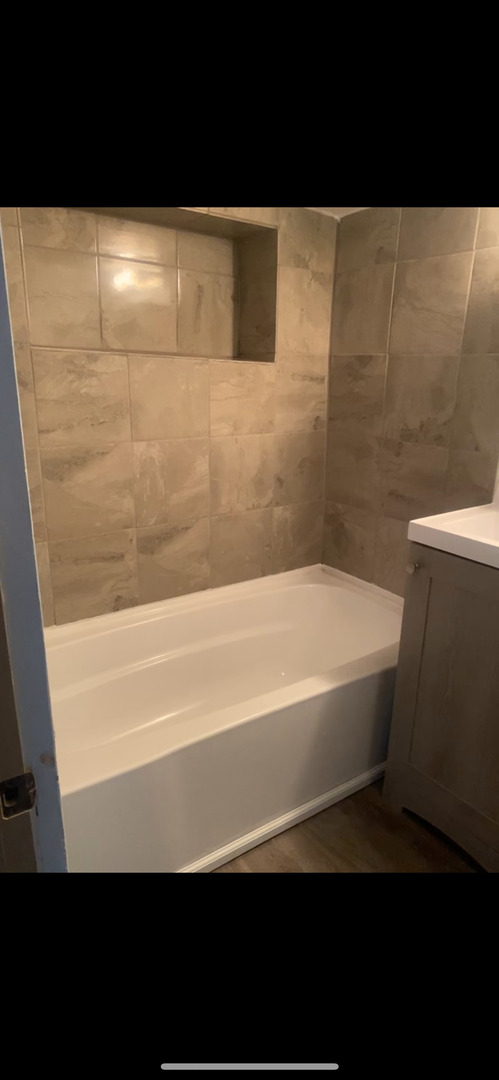 405 6th Street Mendota, IL 61342 - Photo 21 of 21 a bathroom with a bathtub