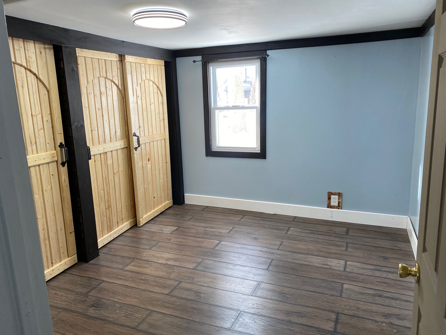 405 6th Street Mendota, IL 61342 - Photo 6 of 21 a view of a livingroom with wooden floor and a window