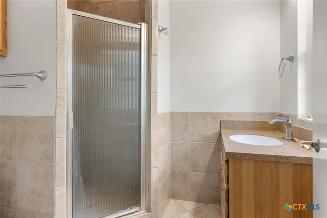 a view of a house with backyard and trees