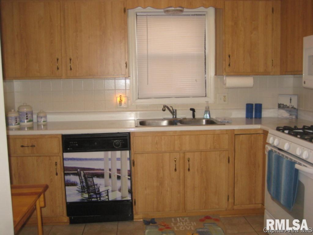 1917 Jeanette Lane, Unit 4 Springfield, IL 62702 - Photo 5 of 17 Gallery Image 5