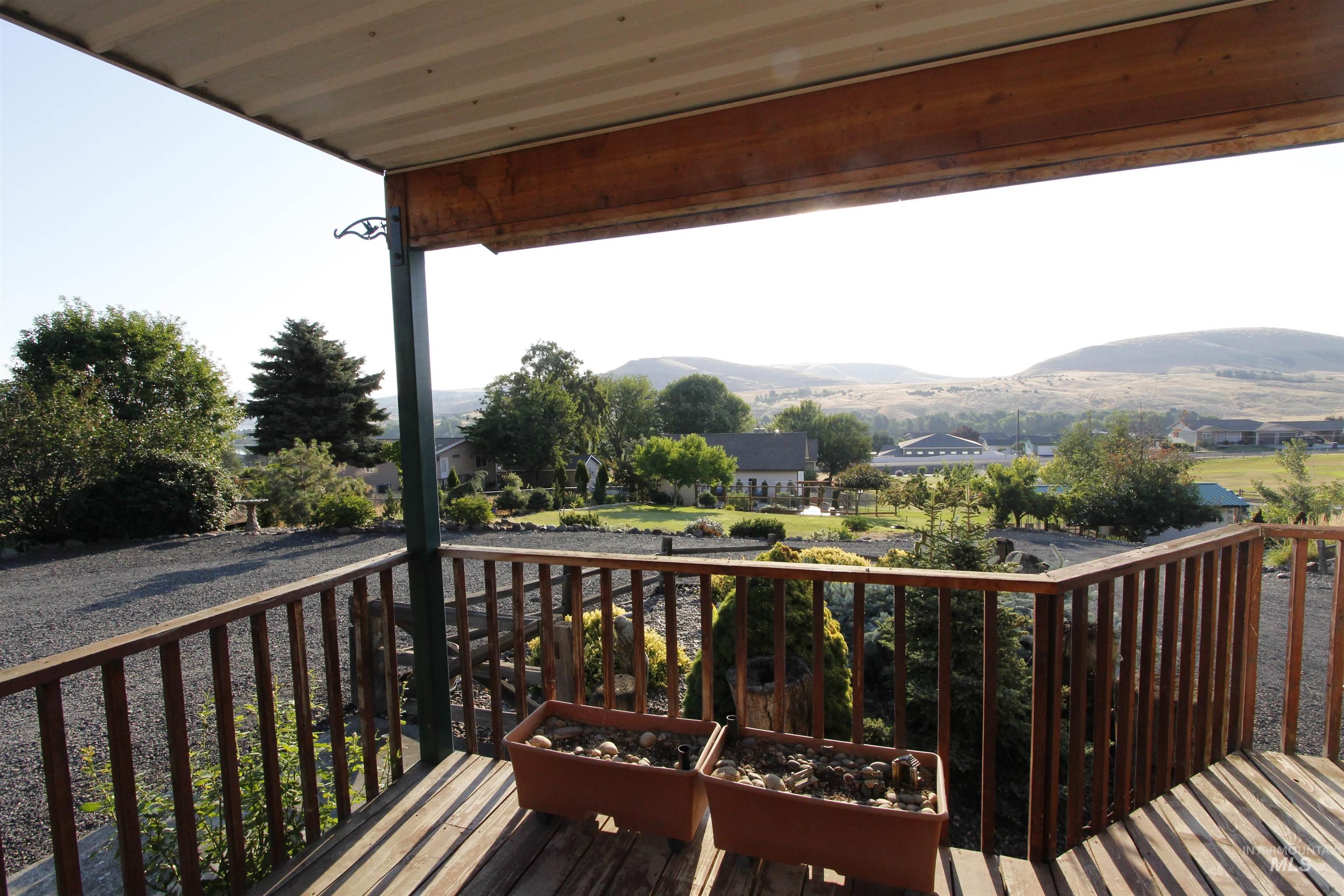 3350 Clemans Road Clarkston, WA 99403 - Photo 30 of 50 Wooden terrace with a mountain view