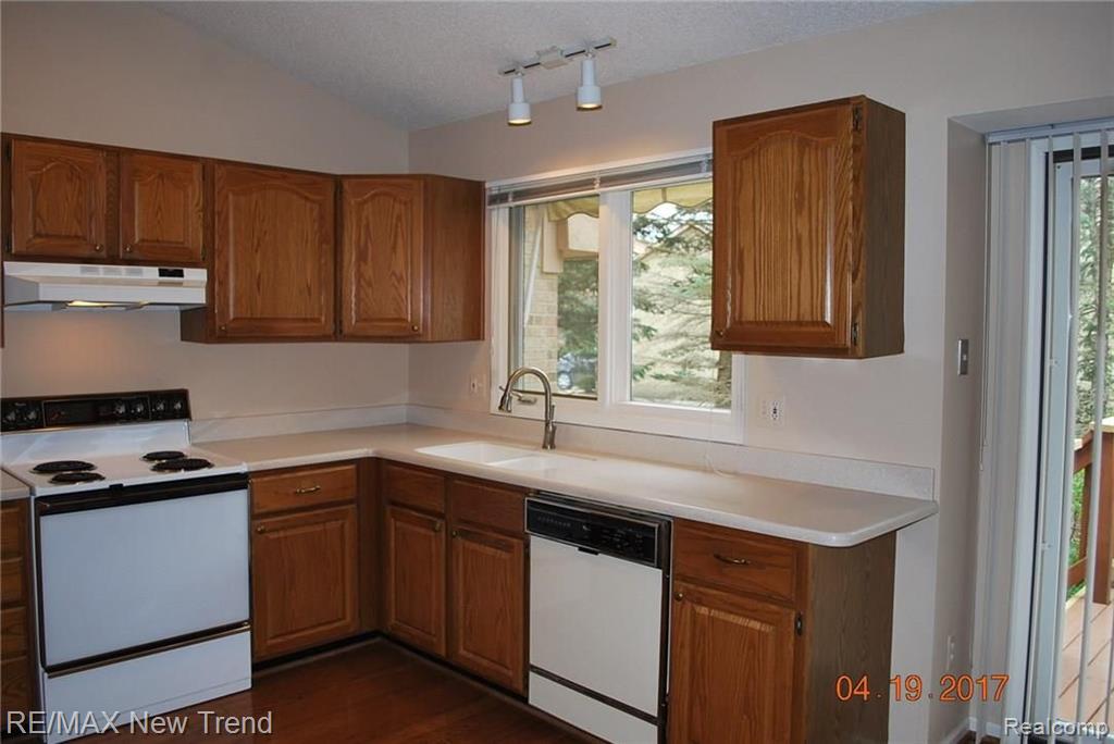 22005 River Ridge Trail, Unit 37 Farmington Hills, MI 48335 - Photo 7 of 18