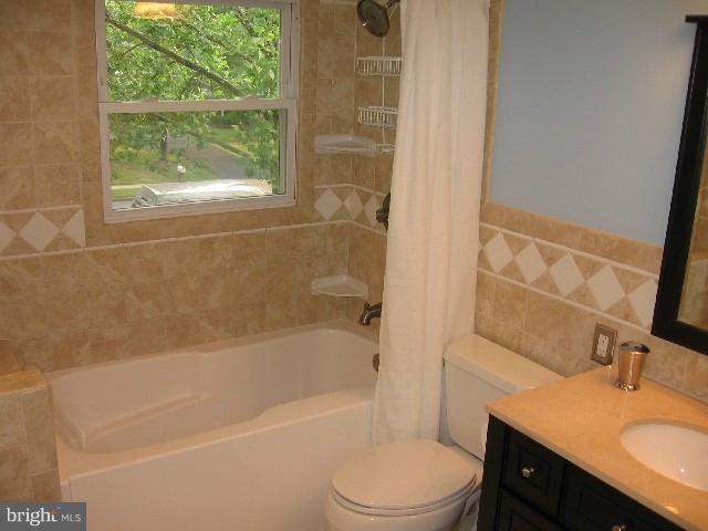 13206 Poplar Tree Road Fairfax, VA 22033 - Photo 17 of 24 Hall bath