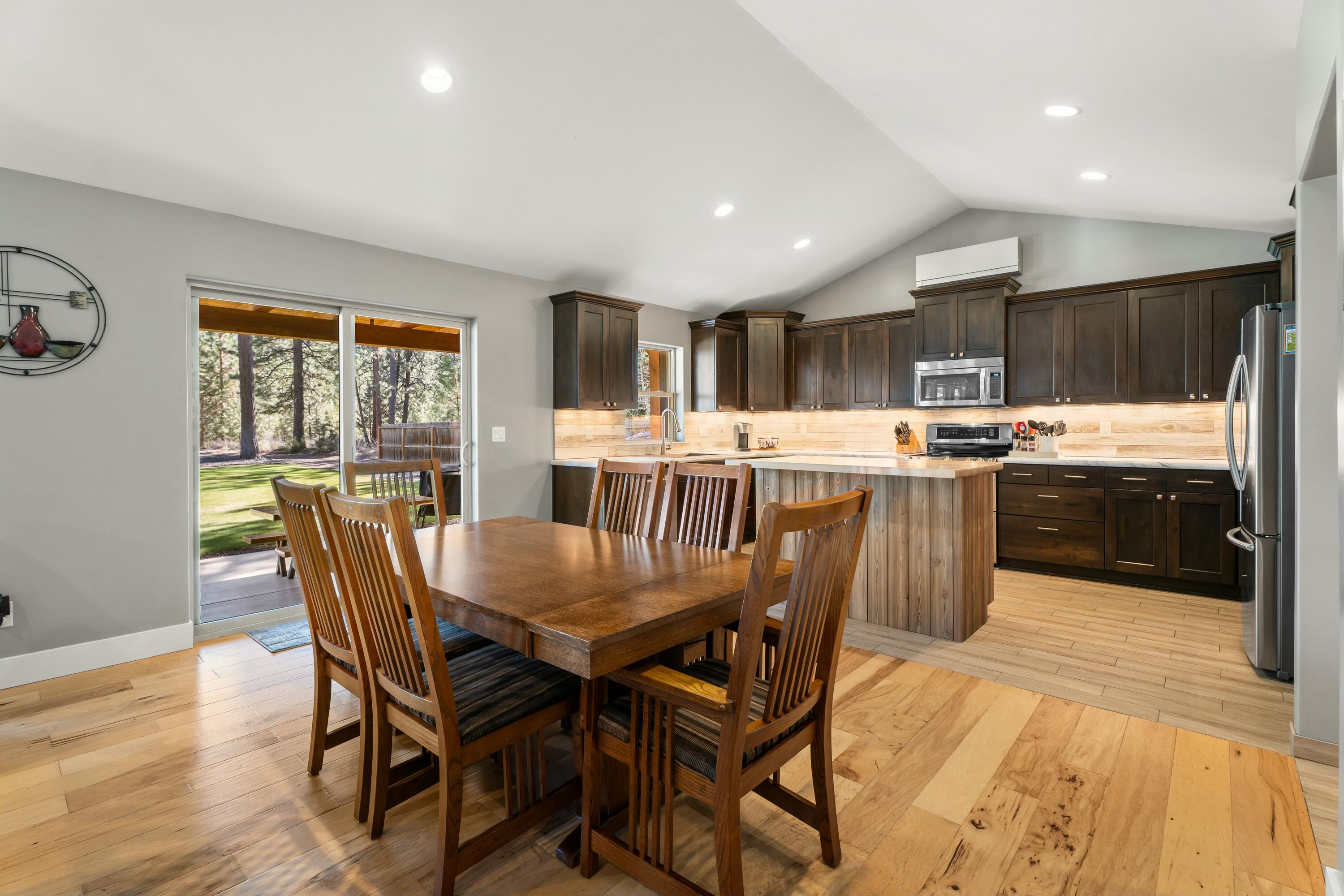 19321 Apache Road Bend, OR 97702 - Photo 8 of 44 Dining Area
