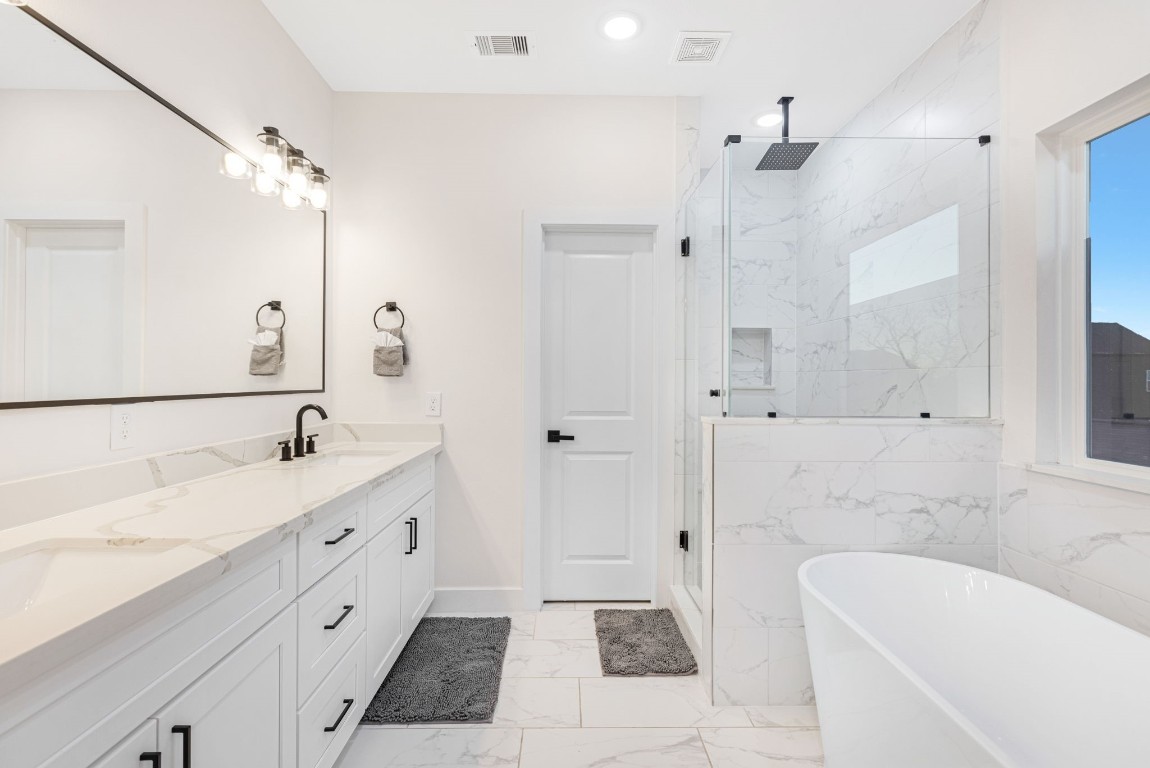 907 Pollard Street, Unit B Houston, TX 77020 - Photo 18 of 30 a bathroom with a tub sink and mirror