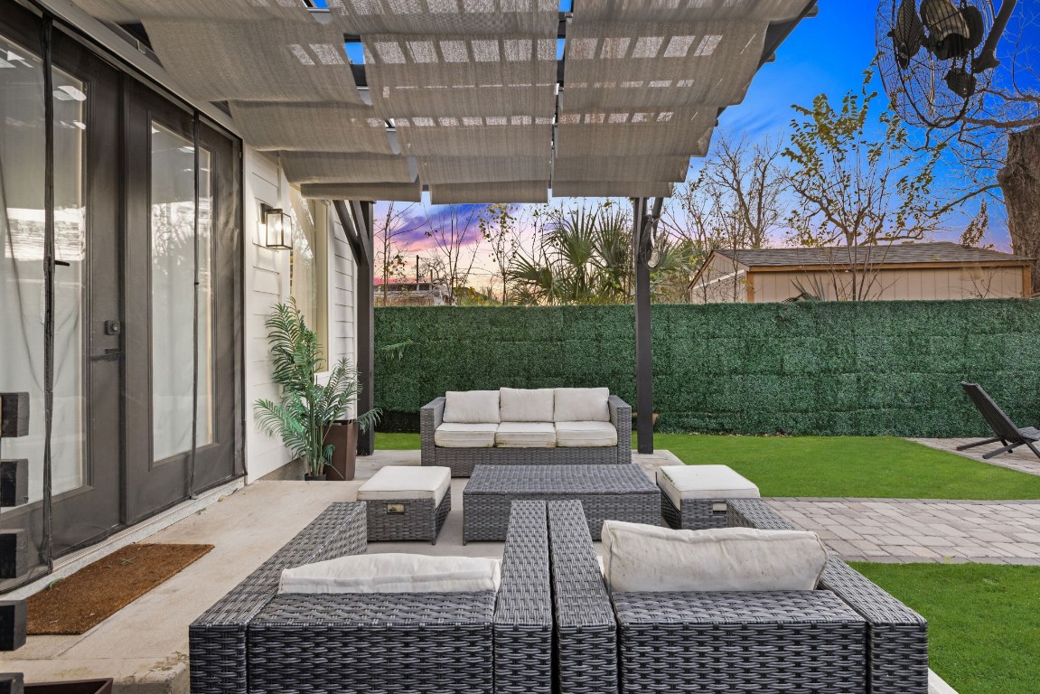 907 Pollard Street, Unit B Houston, TX 77020 - Photo 26 of 30 a outdoor living space with furniture and garden view