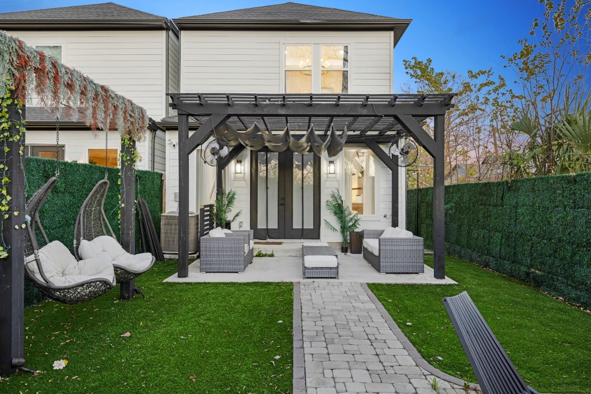 907 Pollard Street, Unit B Houston, TX 77020 - Photo 28 of 30 a view of a patio with a table chairs and a yard