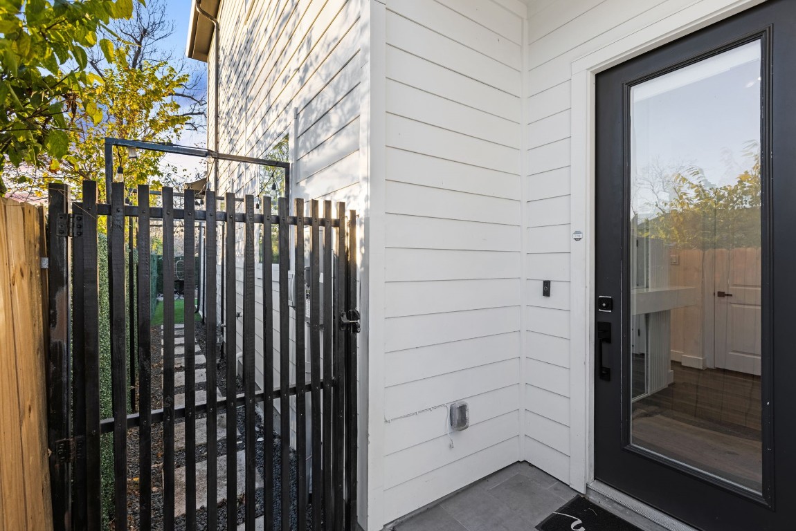 907 Pollard Street, Unit B Houston, TX 77020 - Photo 3 of 30 a view of a bathroom