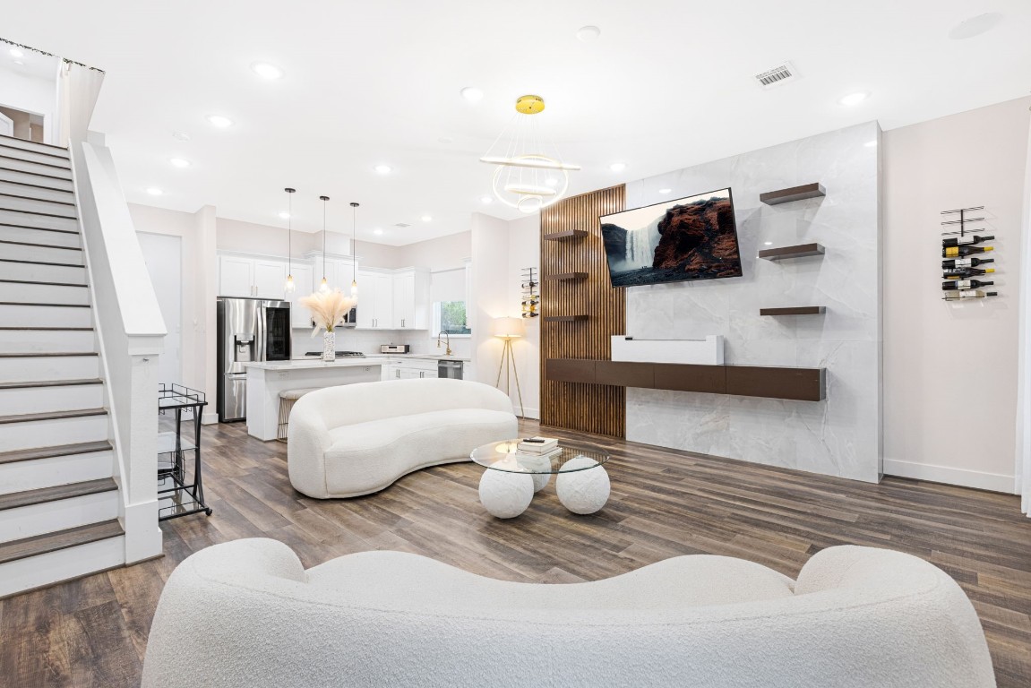 907 Pollard Street, Unit B Houston, TX 77020 - Photo 10 of 30 a living room with furniture and a couch