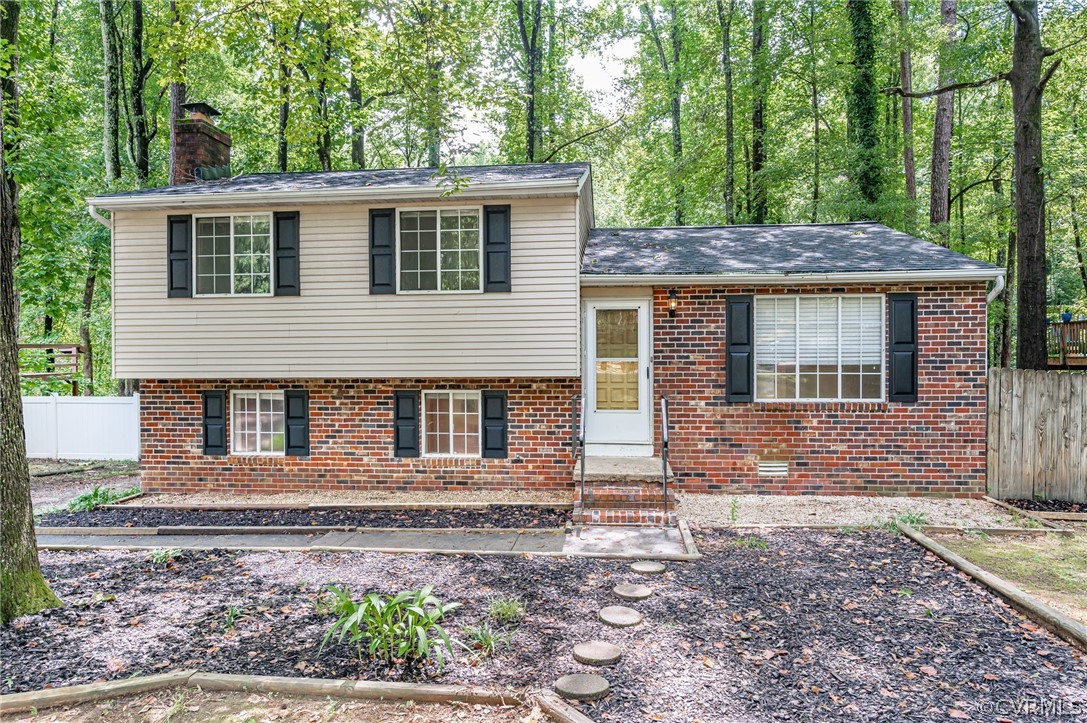 10523 White Rabbit Road North Chesterfield, VA 23235 - Photo 2 of 23 a front view of a house with garden