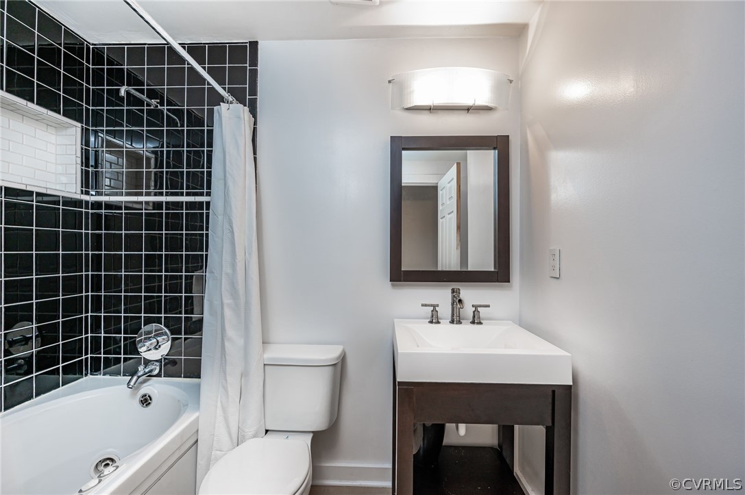 10523 White Rabbit Road North Chesterfield, VA 23235 - Photo 8 of 23 a bathroom with a sink toilet a mirror and shower