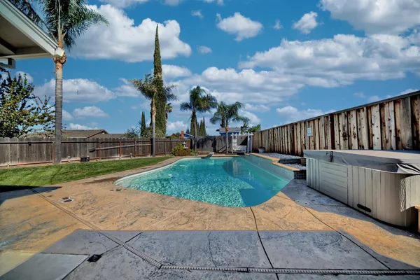 $639,000 | 403 Curtwood Court, Manteca, CA 95336