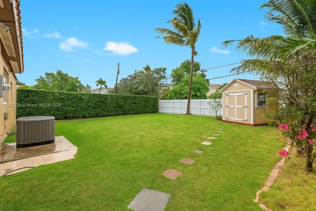 a view of a backyard