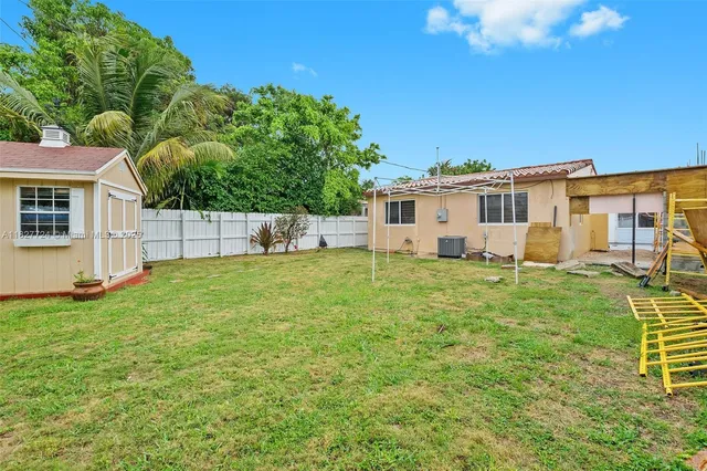a view of a house with a backyard