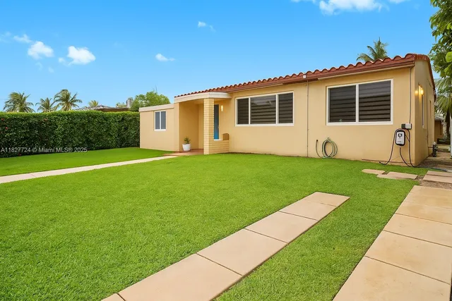 a view of a house with a yard