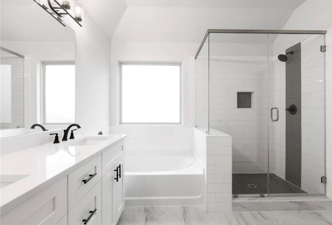 6427 Bolinas Court Rosharon, TX 77583 - Photo 12 of 23 a bathroom with a tub a sink and a mirror