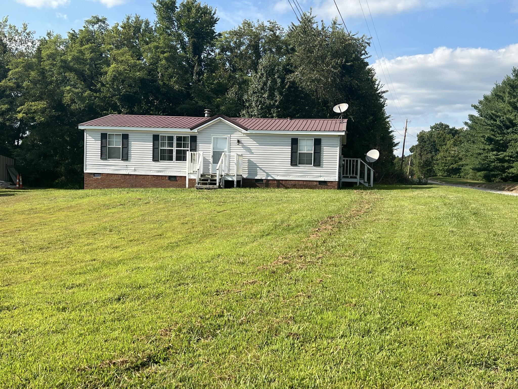 4439 Woodrow Wilson Road Springfield, TN 37172 - Photo 3 of 27 a front view of a house with yard