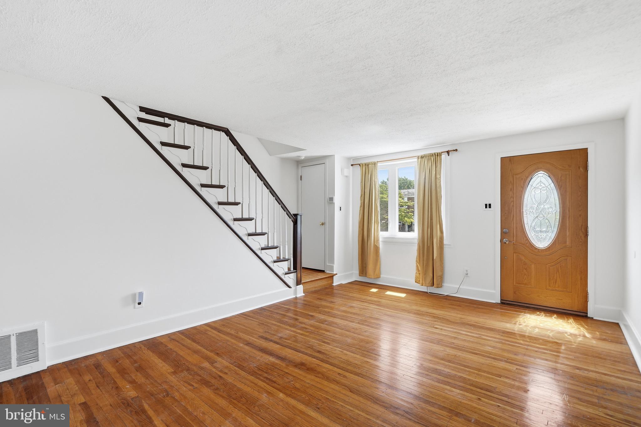 133 Willowbrook Road Clifton Heights, PA 19018 - Photo 8 of 35 Living Room