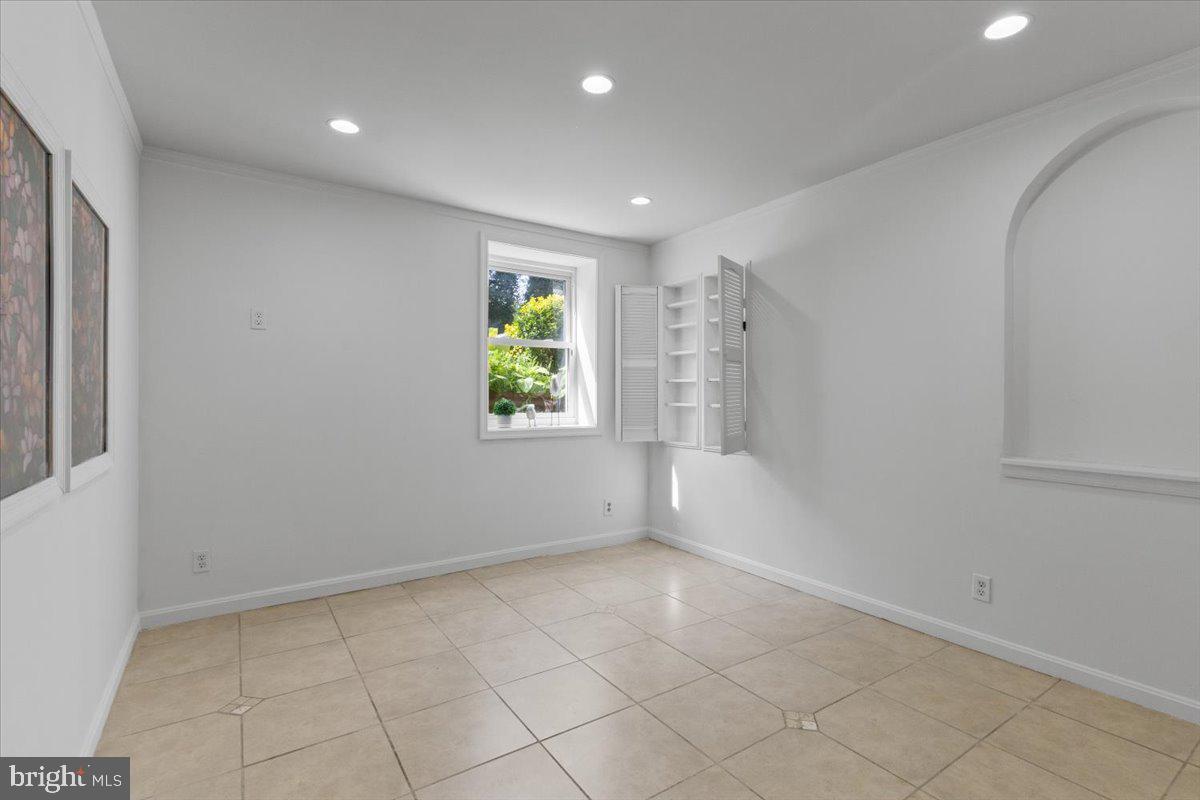 202 Buckingham Lane, Unit 102 Stafford, VA 22556 - Photo 32 of 37 an empty room with windows