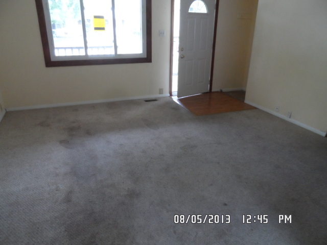 402 Garland Avenue Romeoville, IL 60446 - Photo 4 of 12 an empty room with a window