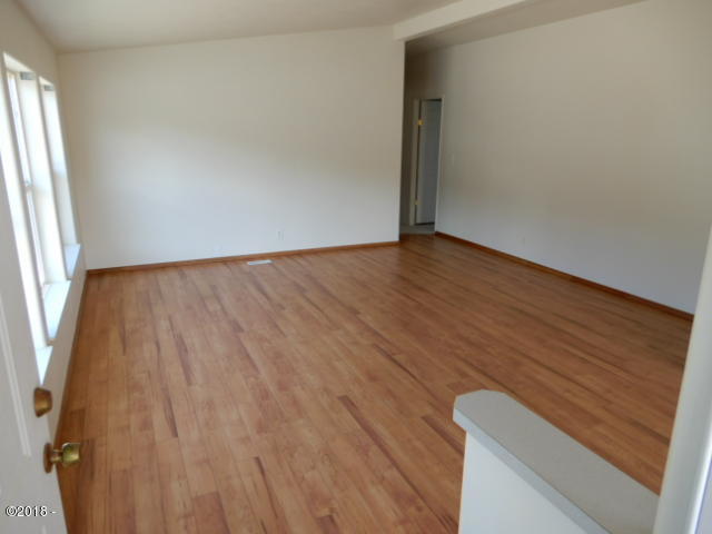 3895 Summit Ridge Circle Depoe Bay, OR 97341 - Photo 4 of 18 Entry/Living