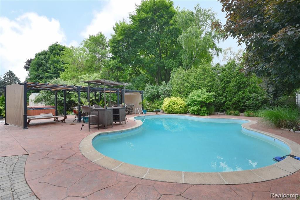 6937 Beach Road Troy, MI 48098 - Photo 2 of 39
