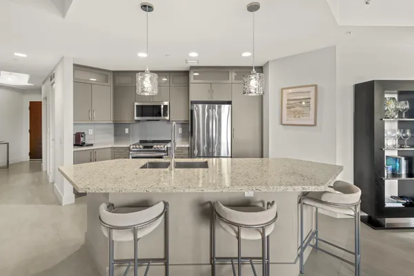 $6,000 | 300 South Australian Avenue, West Palm Beach, FL 33401