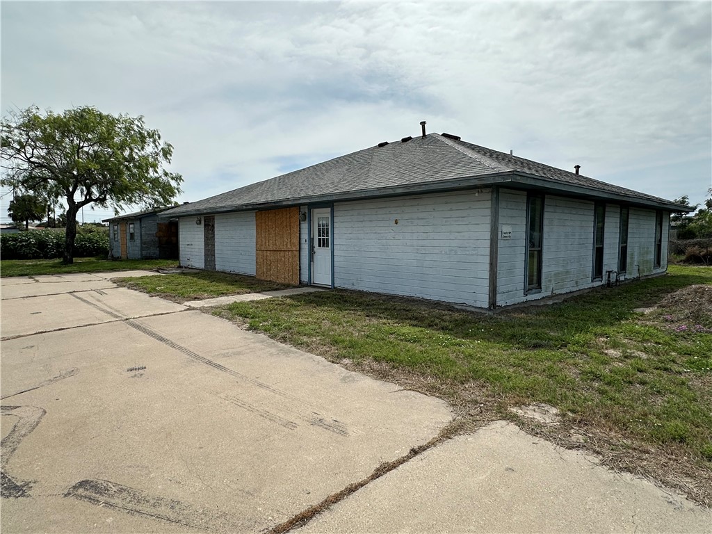 417 Linnet Courts Corpus Christi, TX 78418 - Photo 3 of 20 a house with garden in front of it