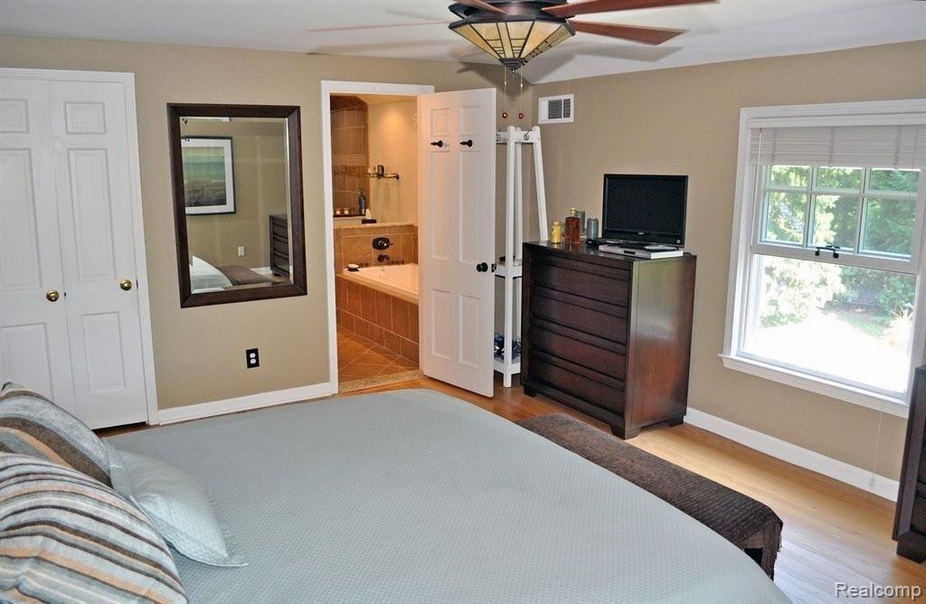 262 Lincoln Road Grosse Pointe, MI 48230 - Photo 16 of 37 262 Lincoln - Master Bedroom 2.j