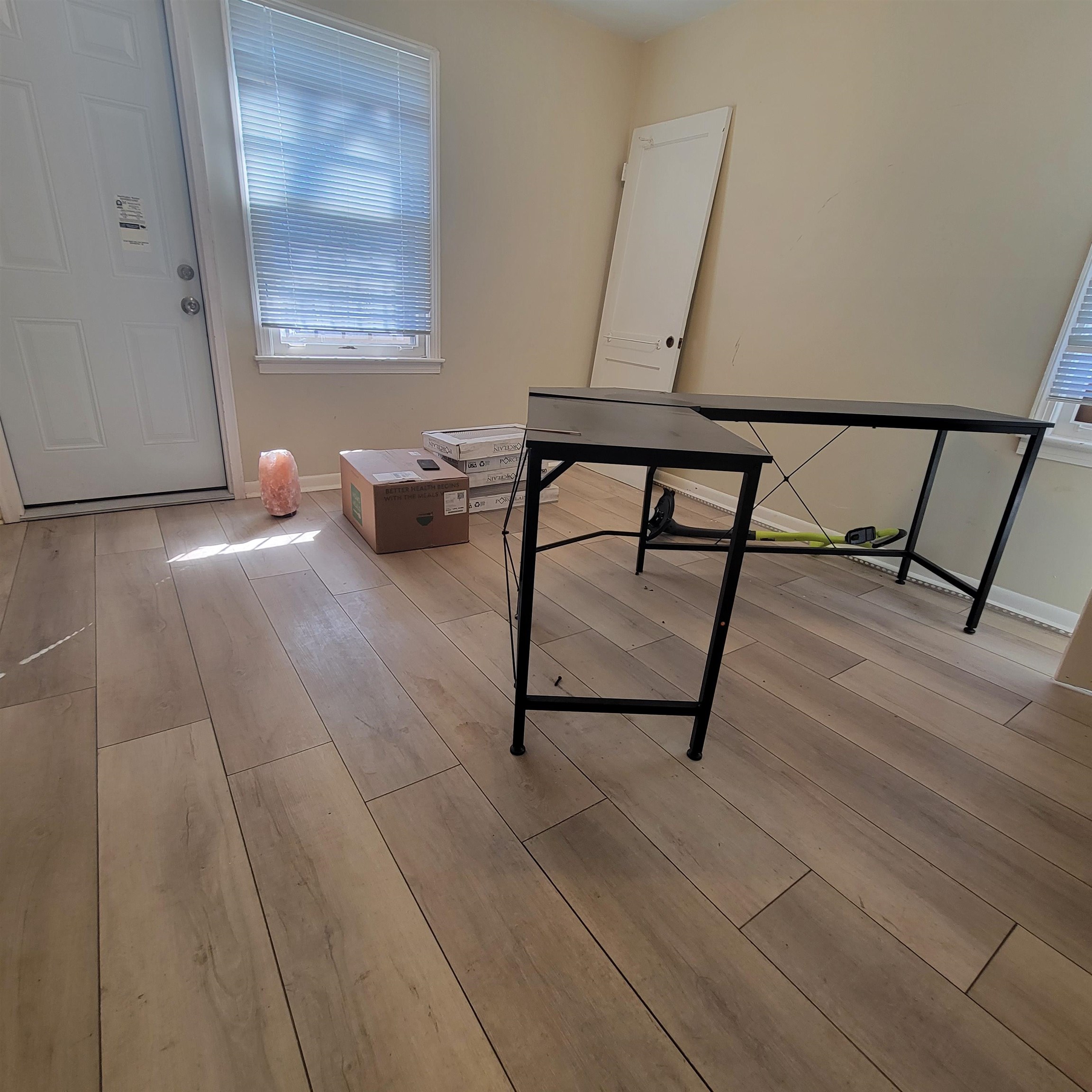 1480 Locust Street Memphis, TN 38108 - Photo 4 of 7 a living room with furniture