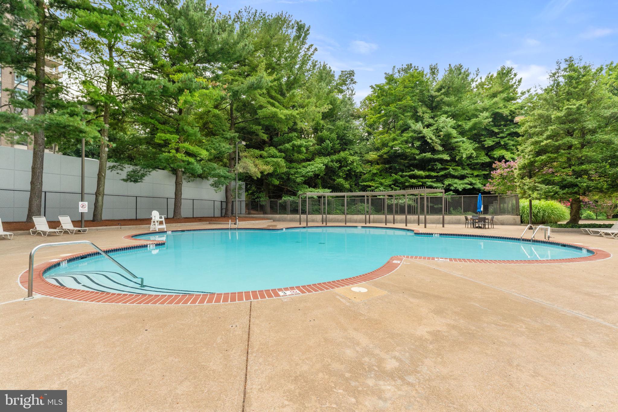 1800 Old Meadow Road, Unit 1218 McLean, VA 22102 - Photo 50 of 55 a view of a basketball court