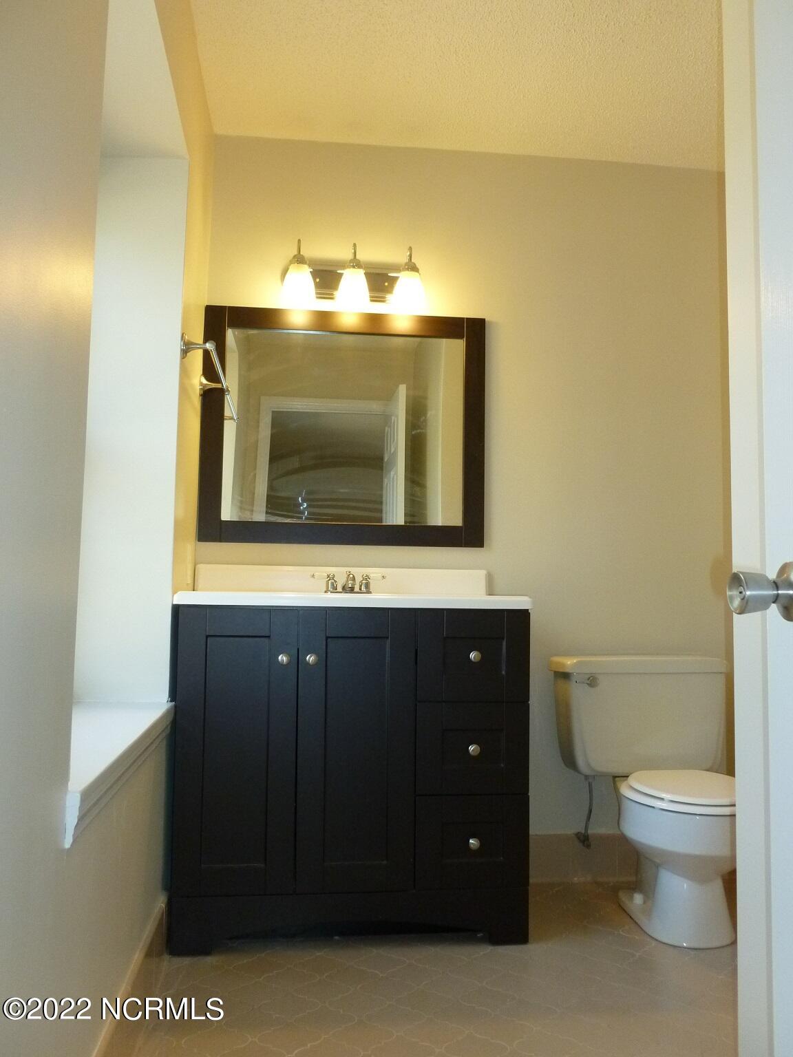 207 Nottingham Road Jacksonville, NC 28546 - Photo 23 of 31 19 Master Bath1