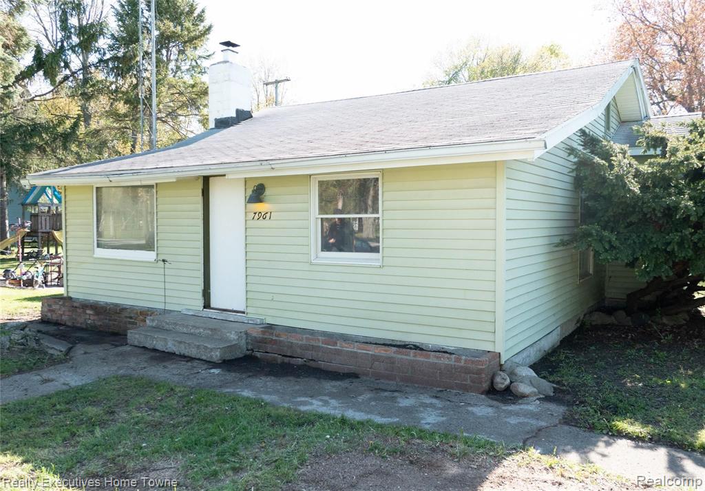 7961 Lakeshore Road Fort Gratiot, MI 48059 - Photo 5 of 37
