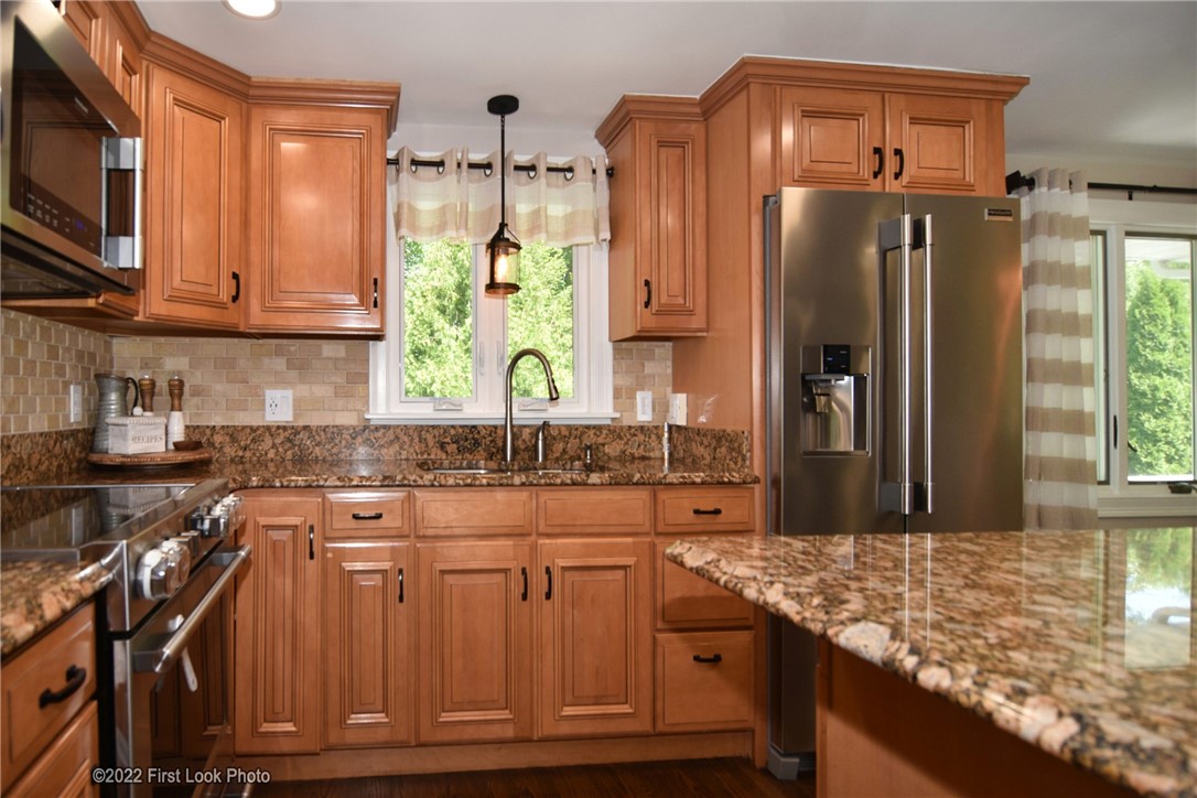 263 Old County Road Smithfield, RI 02917 - Photo 8 of 41