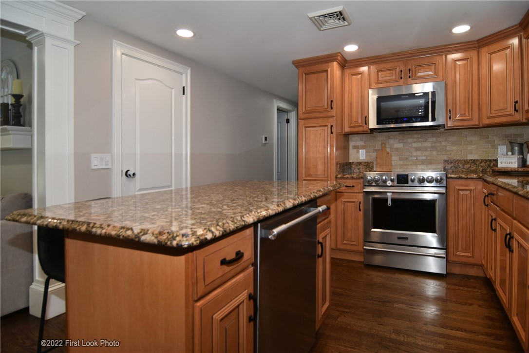 263 Old County Road Smithfield, RI 02917 - Photo 9 of 41