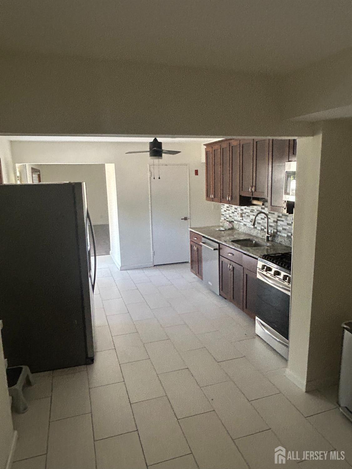 17 Raleigh Road Edison, NJ 08817 - Photo 6 of 16