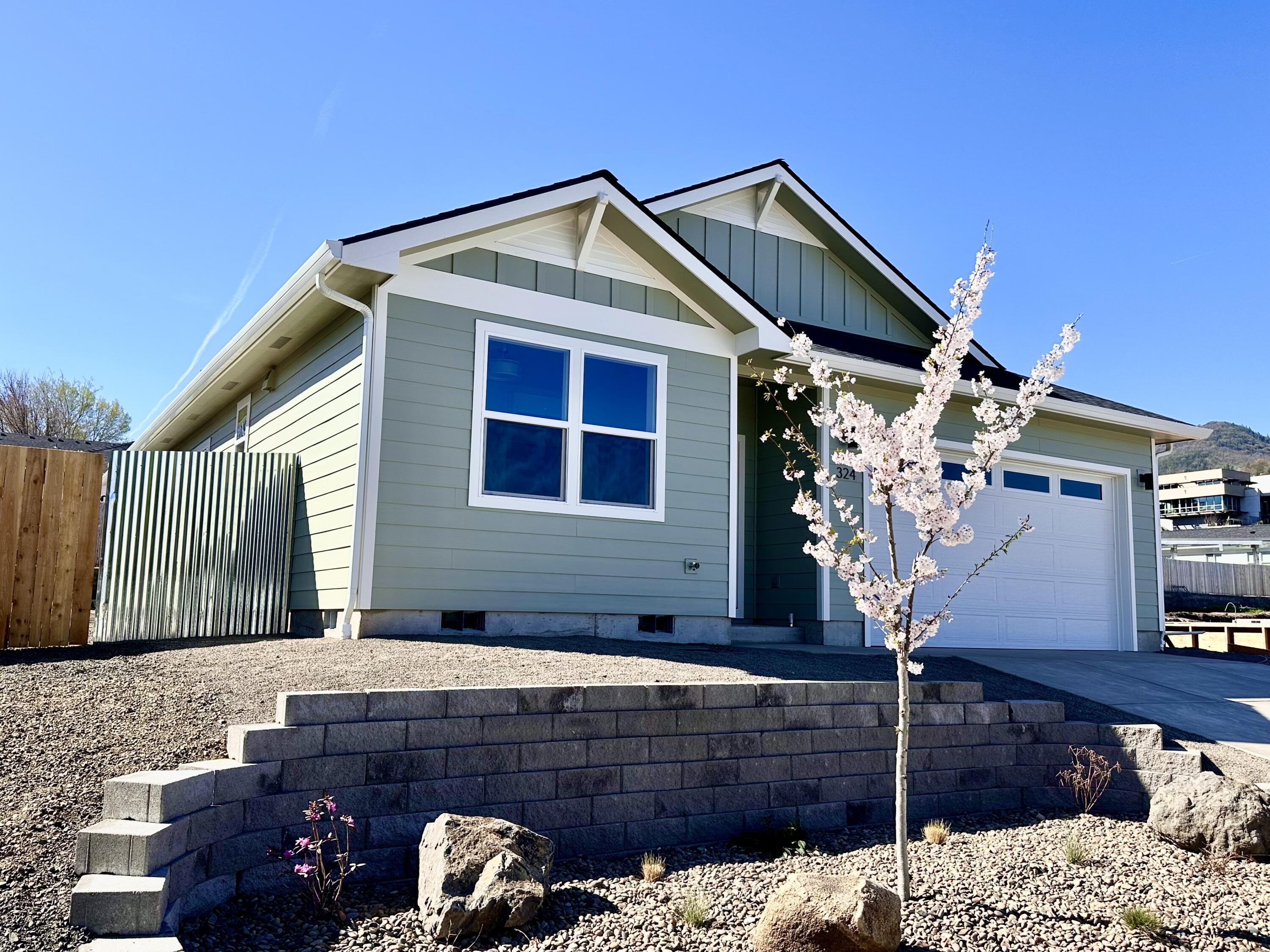 324 Randy Street Ashland, OR 97520 - Photo 29 of 35 Front