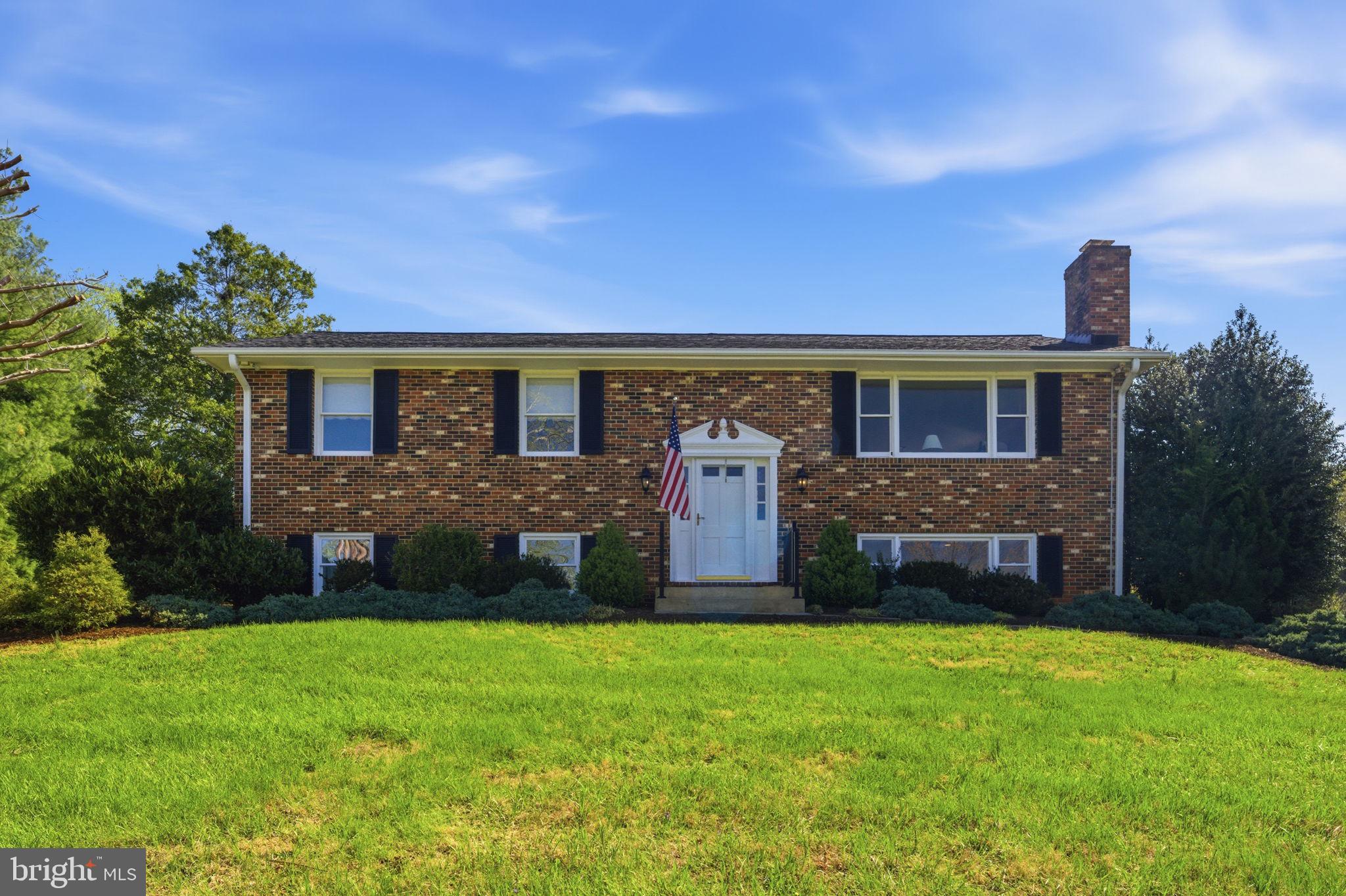 6163 Georgetown Road Broad Run, VA 20137 - Photo 7 of 94 a front view of a house with a yard