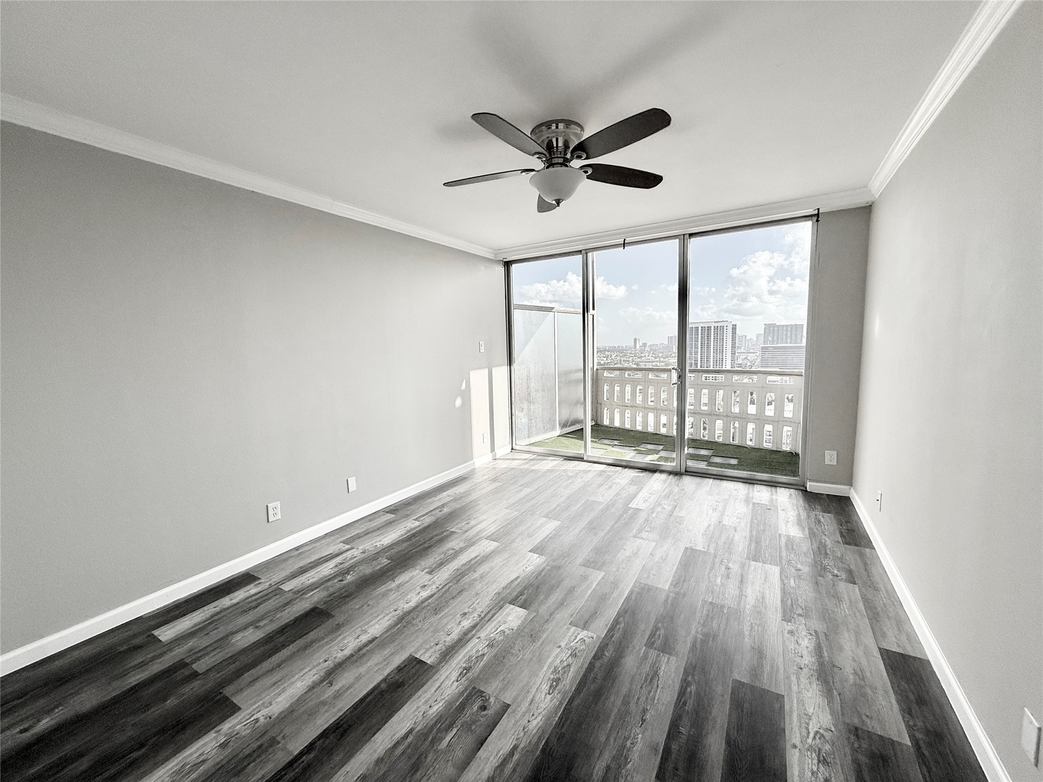 2016 Main Street, Unit 2204 Houston, TX 77002 - Photo 6 of 24 Primary bedroom