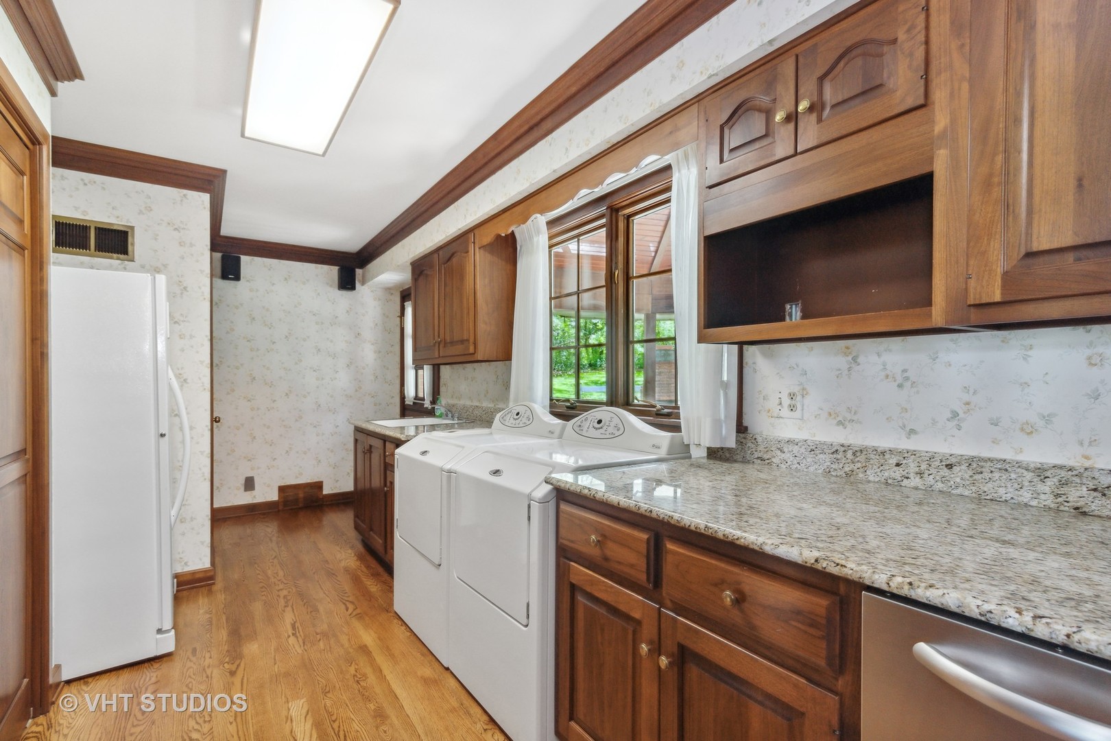 26848 Highway 22 Barrington, IL 60010 - Photo 13 of 38 a kitchen with a sink stove and cabinets