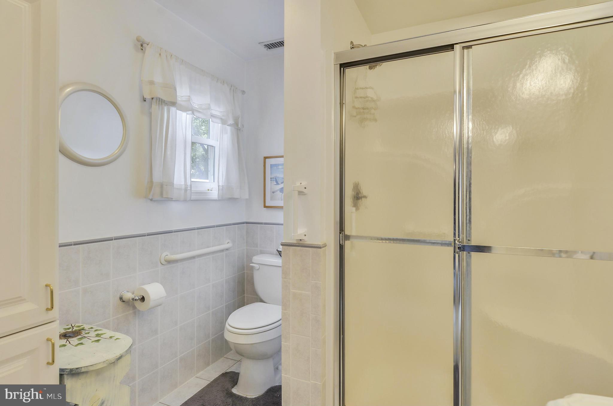 6927 Spur Road Springfield, VA 22153 - Photo 13 of 30 Main Level Full Bath