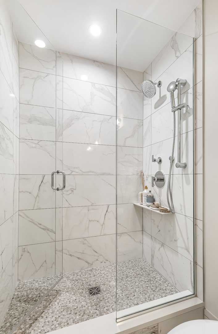 435 Madison Street, Unit 207 Oak Park, IL 60302 - Photo 14 of 21 a bathroom with a shower