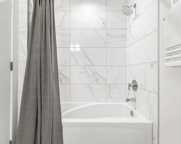 $2,895 | 435 Madison Street, Unit 207, Oak Park, IL 60302