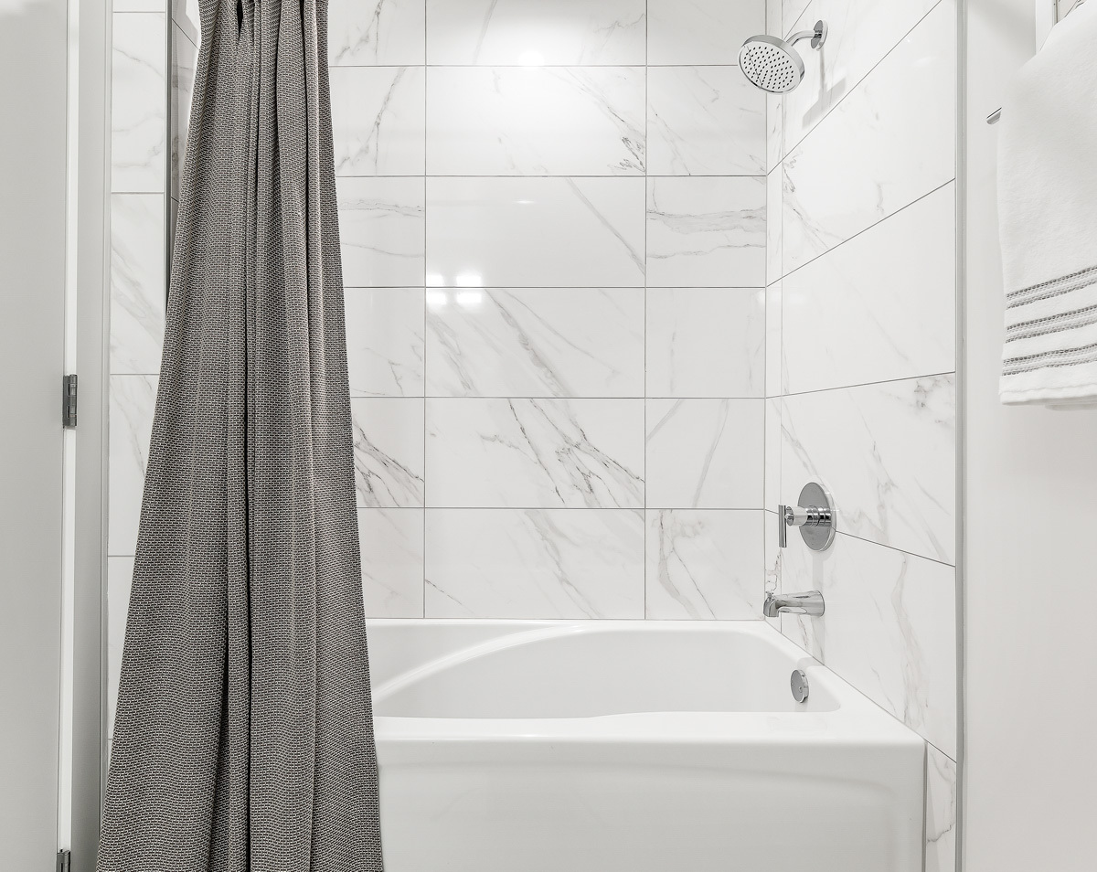 435 Madison Street, Unit 207 Oak Park, IL 60302 - Photo 20 of 21 a bathroom with a bathtub