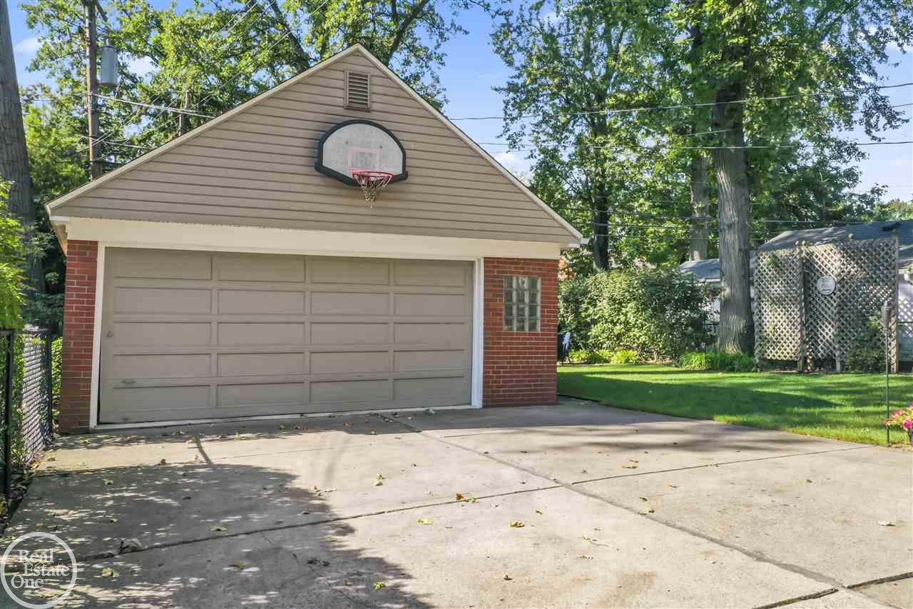 1887 Broadstone Road Grosse Pointe, MI 48236 - Photo 33 of 41 50056413-32.JPG