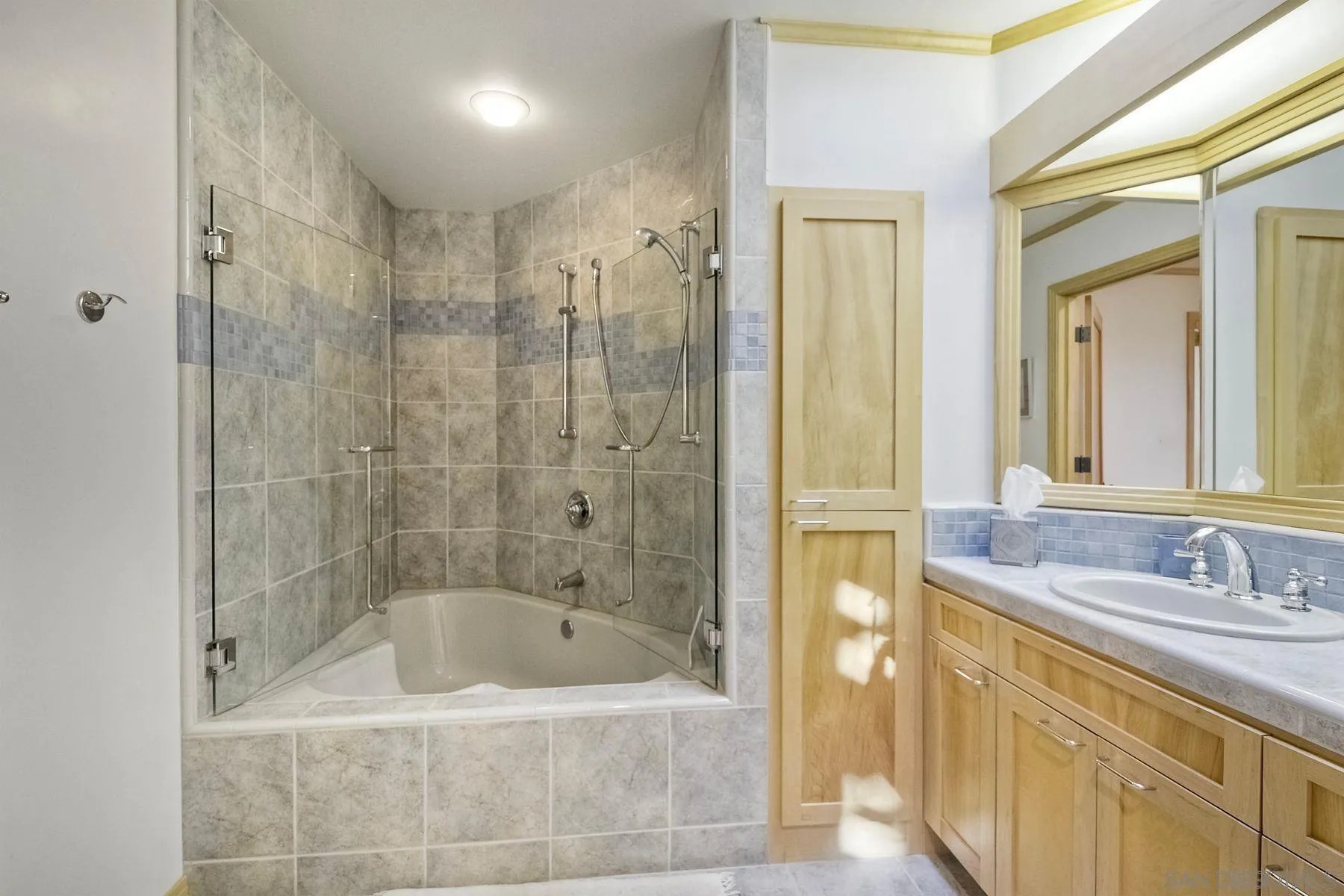14825 Midland Road Poway, CA 92064 - Photo 23 of 33 a bathroom with a bathtub and a sink