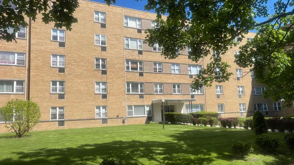 $1,750 | 6161 North Hoyne Avenue, Unit 302, Chicago, IL 60659