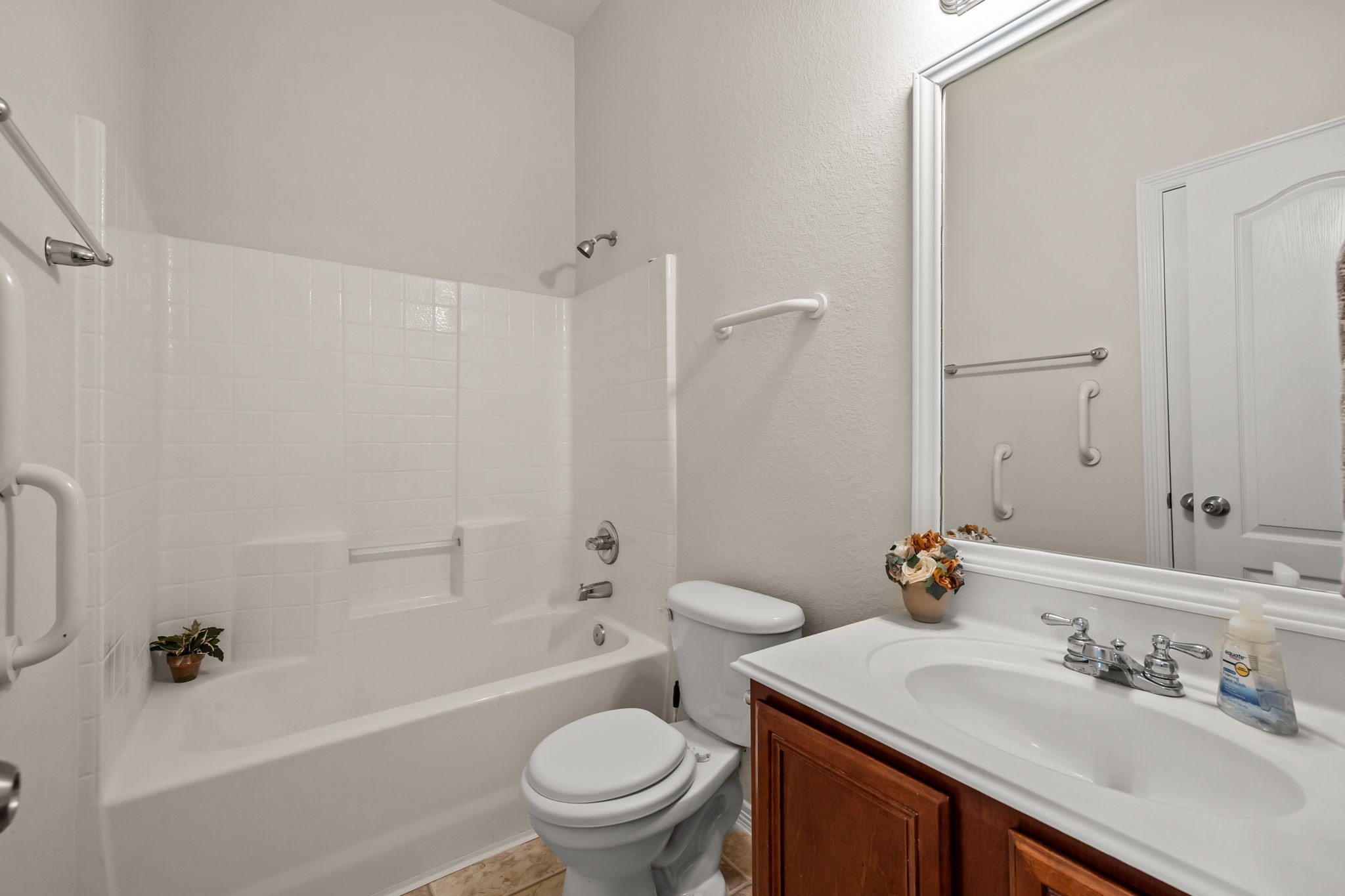 445 Decoster Boulevard Alvin, TX 77511 - Photo 20 of 32 2nd bathroom - light and bright